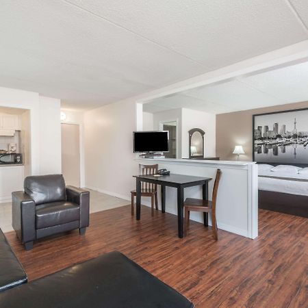 מלון Super 8 By Wyndham Calgary/Airport מראה חיצוני תמונה