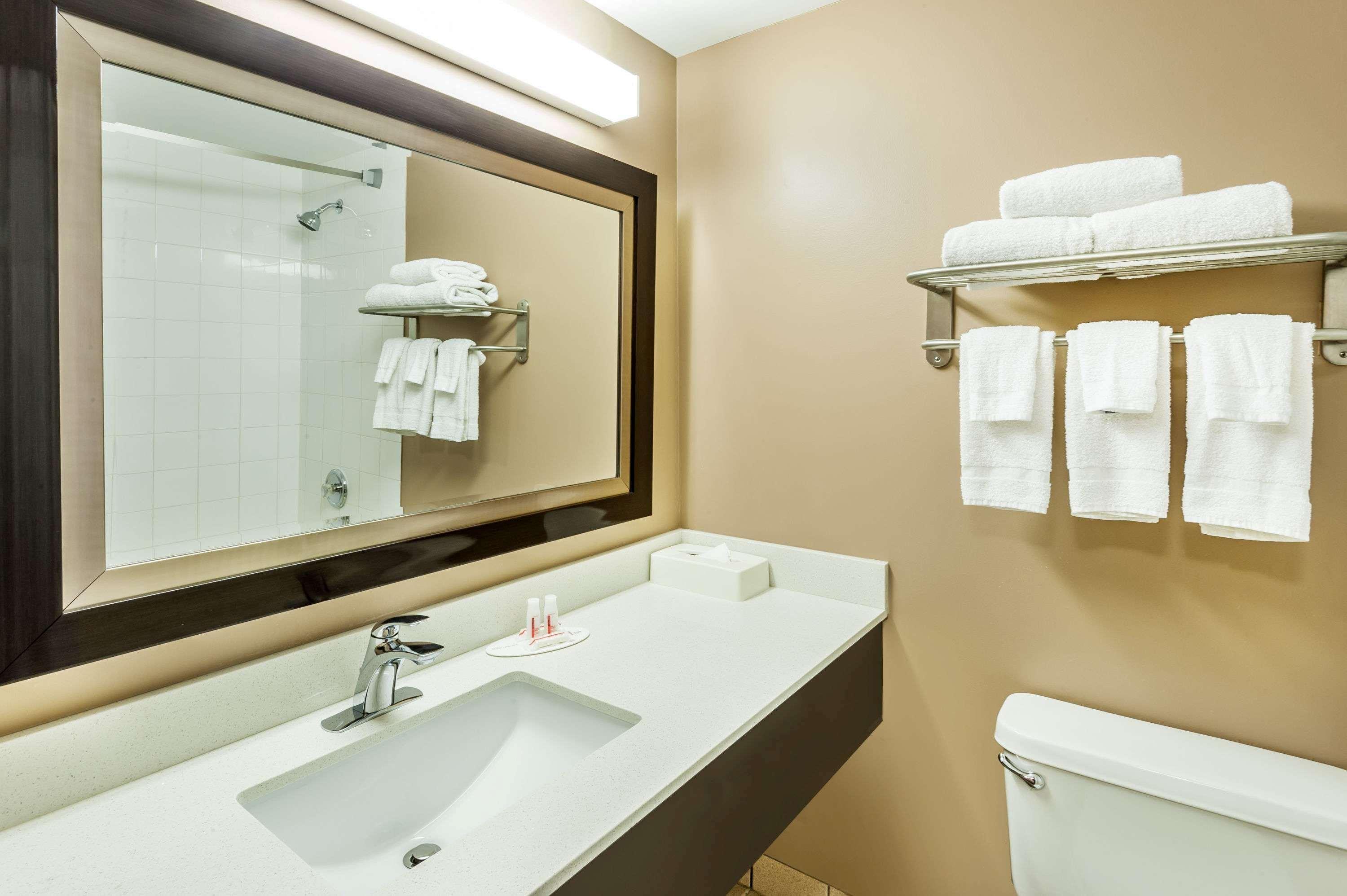 מלון Super 8 By Wyndham Calgary/Airport מראה חיצוני תמונה