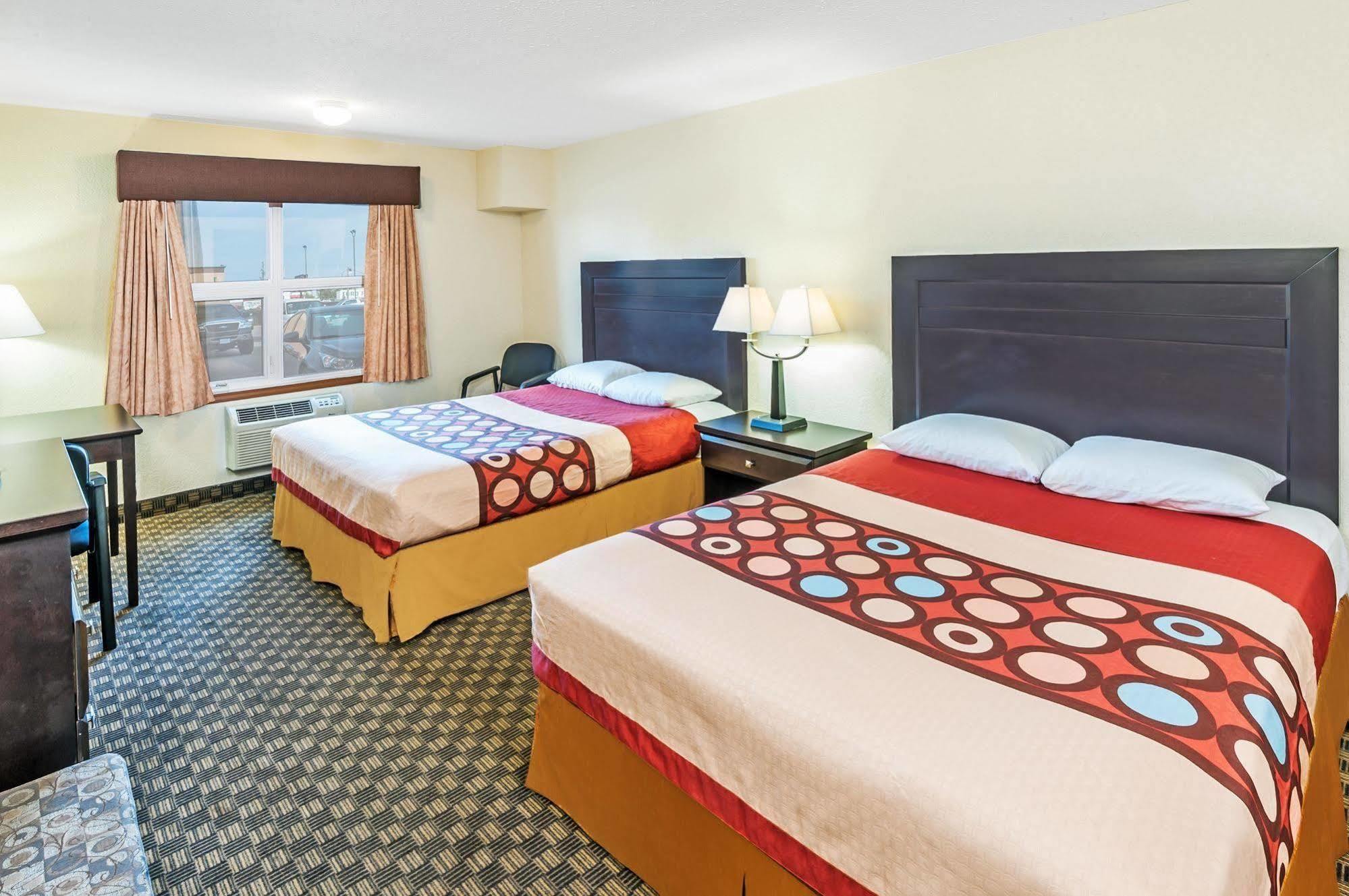 מלון Super 8 By Wyndham Calgary/Airport מראה חיצוני תמונה